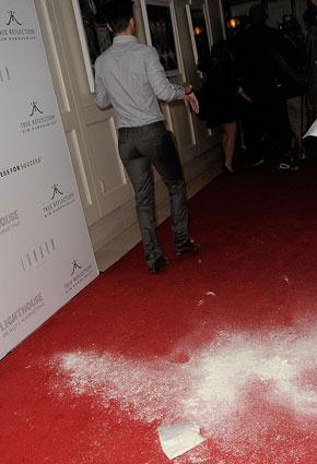 كيم ترمى ببودرة بيضاء ... على السجادة الحمراء